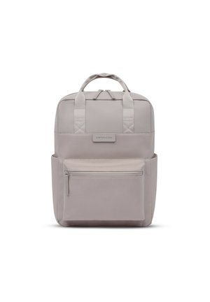 Hellgrauer rechteckiger Rucksack mit oberen Griffen, vorderer Reißverschlusstasche, Seitentaschen und Doppelreißverschluss am Hauptfach.