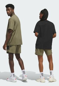 adidas Performance Korte sportsbukser - olive strata