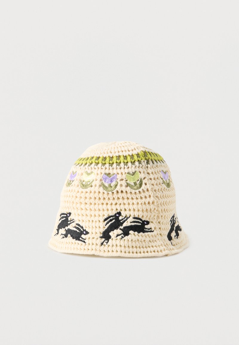 Κρεμ πλεκτό καπέλο τύπου bucket με πράσινη και μοβ κεντητή ανθολογία και μαύρα μοτίβα λαγού γύρω από το γείσο.