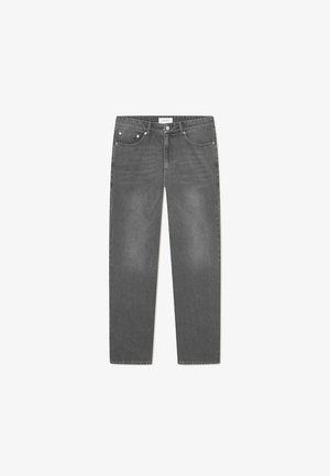 Sive jeans s ravnim hlačnicama. Vključuje pet žepov, gumba za zapiranje in subtilno bledenje po tkanini.