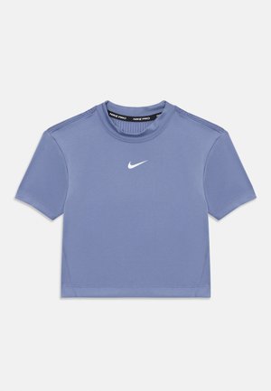 T-shirt de sport bleu en tissu lisse, à manches courtes, avec un col rond et un petit logo Nike swoosh blanc sur le devant.