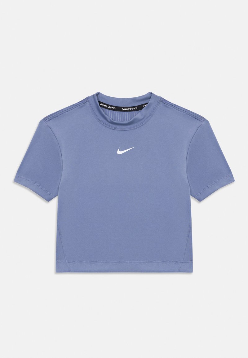 Blå treningst-skjorte laget av glatt stoff med kortermet design, rund halslinning og en liten hvit Nike-swoosh-logo på forsiden.
