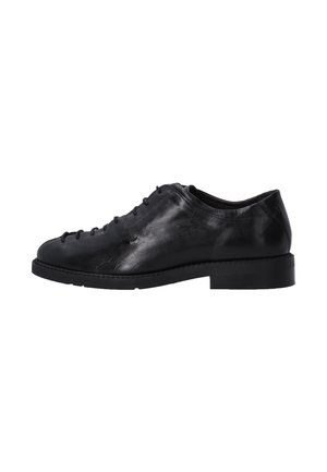 Černá kožená šněrovací bota s kulatou špičkou, hladkým povrchem a nízkou plochou gumovou podrážkou; má minimální prošívání a elegantní design.