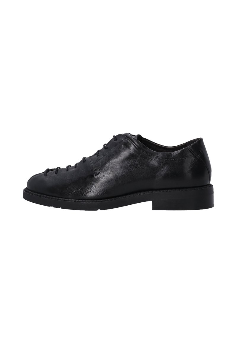 Černá kožená šněrovací bota s kulatou špičkou, hladkým povrchem a nízkou plochou gumovou podrážkou; má minimální prošívání a elegantní design.