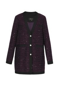 Violetti neulecardigan, jossa on metallilangat, mustat yksityiskohdat ja kolme koristepainiketta. Kaksi etutaskua ja V-pääntie.