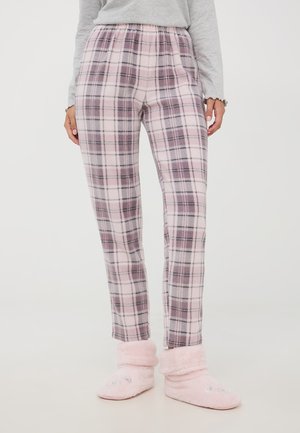 Pantaloni del pigiama a quadri in tessuto morbido, con motivi rosa e grigi, vita elastica, abbinati a pantofole rosa pelose.