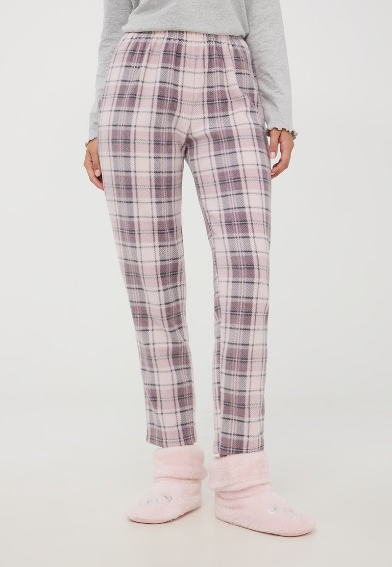 Pantaloni del pigiama a quadri in tessuto morbido, con motivi rosa e grigi, vita elastica, abbinati a pantofole rosa pelose.