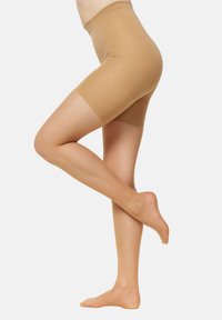 Beige sømløse shapewear-shorts med en glat overflade, midt-til-lår længde og et bredt, elastisk taljebånd for komfort.