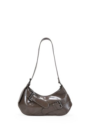 Bolso de hombro de cuero marrón con forma curvada, que cuenta con una correa ancha y detalles decorativos con hebillas. Textura lisa y brillante.