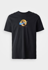 Camiseta de algodón negra con un gráfico circular de una pelota de baloncesto naranja, con un swoosh azul de Nike y el texto "NIKE BASKETBALL" abajo.