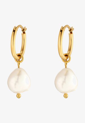 Gouden oorringen hebben een getextureerde, onregelmatige witte parel als hanger met een kleine gouden balaccent aan de onderkant. Eenvoudig, elegant ontwerp.