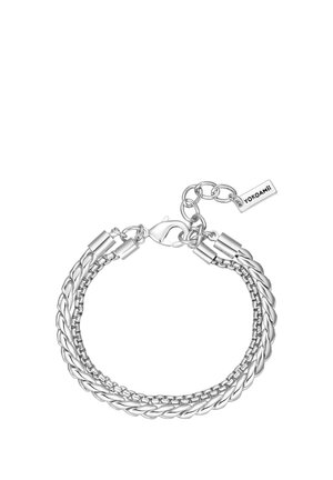 Zilveren dubbele ketting armband met karabijnsluiting en verstelbare schakels, met een klein plaatje gegraveerd met "YOKOAMii."