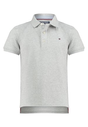 Hellgraues Polohemd mit kurzen Ärmeln, einem Kragen, drei weißen Knöpfen und einem kleinen Tommy Hilfiger Logo auf der linken Brust.