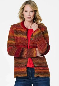 Strickjacke mit strukturierten, mehrfarbigen Streifen in Rot, Orange und Braun. Verfügt über einen runden Halsausschnitt und drei Knöpfe vorne.