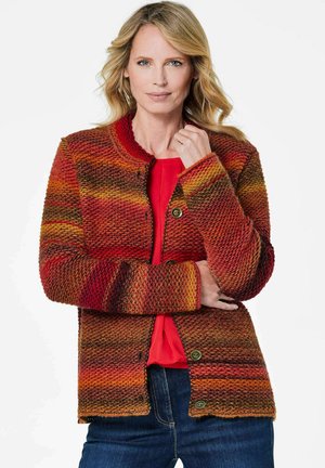 Cardigan en tricot avec des rayures texturées multicolores dans les tons rouge, orange et marron. Présente un col rond et trois boutons à l'avant.