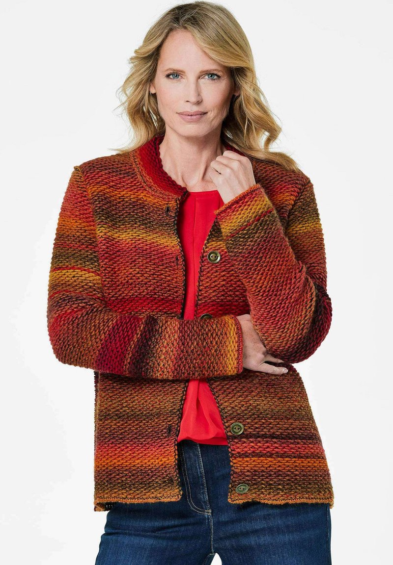 Strickjacke mit strukturierten, mehrfarbigen Streifen in Rot, Orange und Braun. Verfügt über einen runden Halsausschnitt und drei Knöpfe vorne.