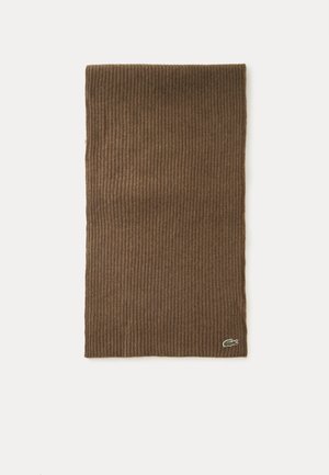 Écharpe en maille côtelée marron avec un petit logo alligator vert et blanc brodé dans un coin sur un fond blanc.