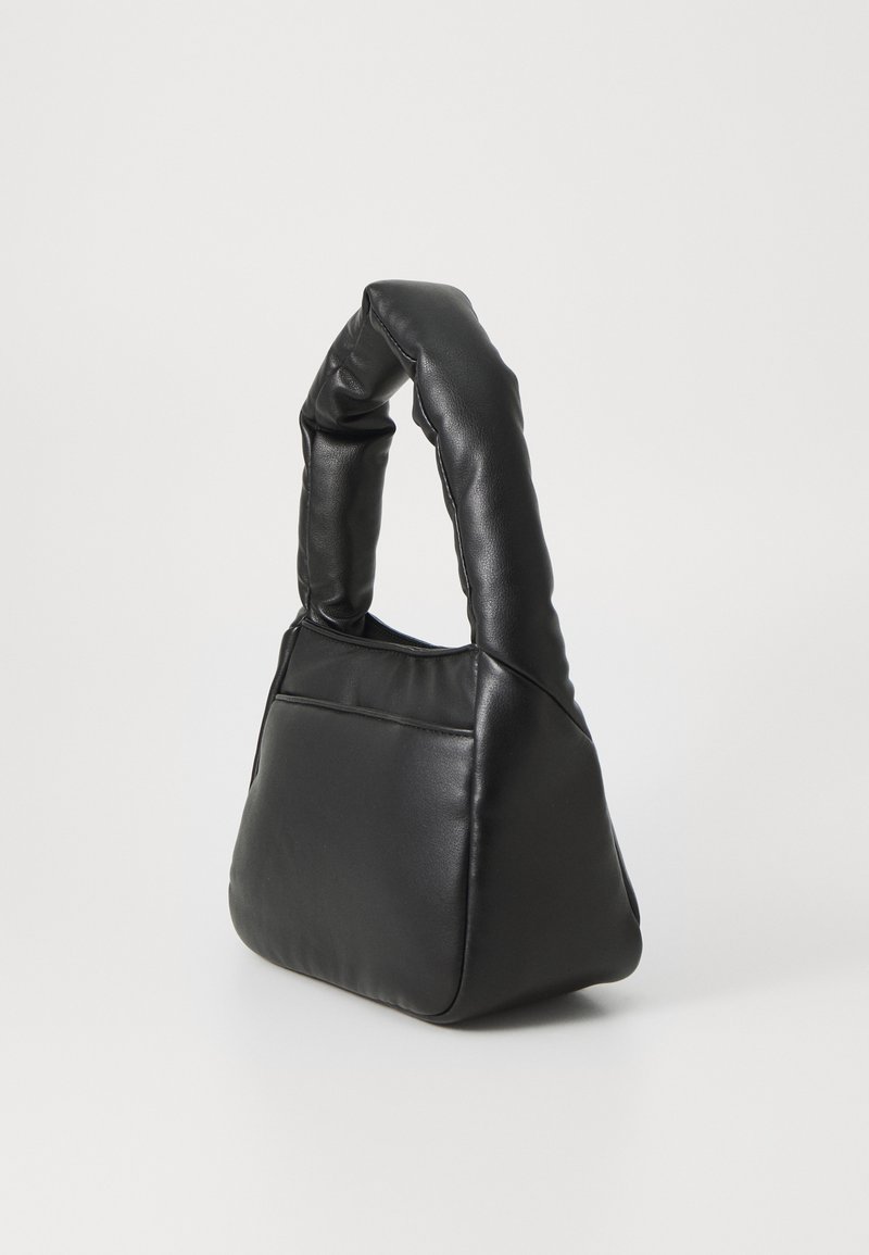 Sac à main en cuir noir avec une poignée sculptée et rembourrée. Sa forme triangulaire présente un détail de couture latérale et une texture lisse.