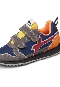 Scarpa sportiva multicolore con tessuto blu scuro, suede grigia, accenti rossi, interno arancione e giallo, doppie cinghie in Velcro e suola testurizzata.