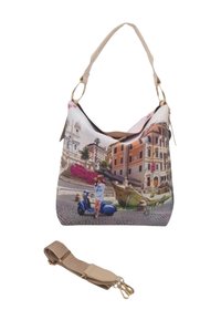 Borsa tipo hobo con stampa di una scena cittadina fotografica, caratterizzata da edifici multicolori e uno scooter. Include una tracolla beige staccabile.