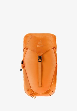 Orangenfarbener Rucksack mit einer glatten, strukturierten Oberfläche, ausgestattet mit einem zentralen Reißverschluss, verstellbaren Trägern und einem Logo auf der Vorderseite. Seitentaschen sind enthalten.