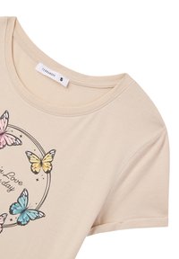 T-shirt beige con scollatura rotonda, maniche corte, caratterizzato da una grafica di farfalle nei colori rosa, giallo e blu. Il tessuto appare morbido e liscio.