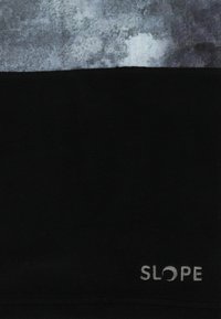 Tissu polaire noir avec une texture lisse. Le bas présente un logo imprimé "SLOPE" en gris clair. La partie supérieure arbore un motif abstrait texturé.