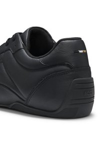 Zwarte leren sneakerhiel met gestikte panelen, gevoerde kraag, klein driekleurig detail en geperst "BOSS" op de rubberen zoolhiel.