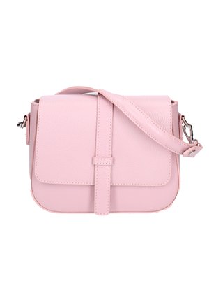 Kleine Umhängetasche aus pastellrosa Leder mit vorderer Klappe, zentralem Riemendetail und verstellbarem Schultergurt mit Metallverschlüssen.