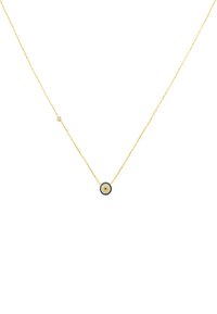 Guldkæde med en delikat kæde, der har en cirkulær vedhæng sat med blå sten og en central accentsten. Minimalistisk design.