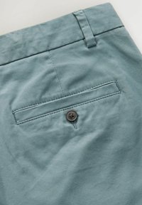 Shorts din bumbac de culoare albastru deschis, având un buzunar la spate cu un nasture închis, cusături ordonate și un talie dotată cu un cârlig. Textură netedă.