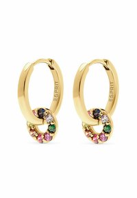 Orecchini a cerchio in oro con un design intrecciato, caratterizzati da un gruppo circolare di gemme multicolori—rosa, verde, blu e trasparenti—attorno alla base.