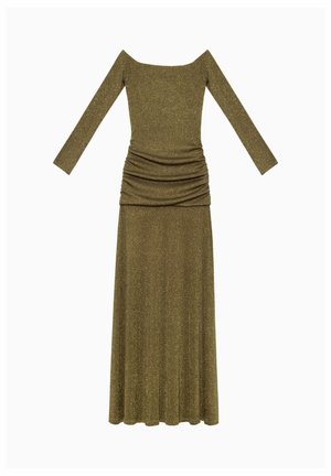 Largo vestido verde oliva con escote off-the-shoulder y mangas largas. Presenta una textura fruncida en la cintura y una falda fluida.