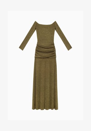 Largo vestido verde oliva con escote off-the-shoulder y mangas largas. Presenta una textura fruncida en la cintura y una falda fluida.