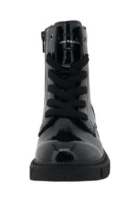 Czarne, lakierowane botki za kostkę z okrągłym noskiem, czarnymi sznurowadłami, bocznym zamkiem błyskawicznym, teksturowanym wykończeniem oraz gumową podeszwą, oznaczone marką "TOM TAILOR."