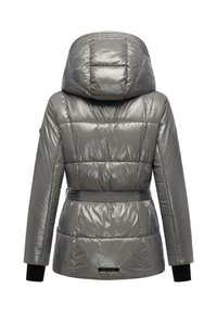 Grau isolierte Jacke mit großer Kapuze, tailliert mit Gürtel, gestepptem Design und kontrastierenden schwarzen Ärmelabschlüssen. Glatte, glänzende Textur.