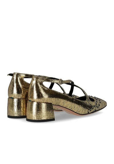 Scarpe con tacco a blocco in metallo dorato con una finitura texture, dotate di dettagli a taglio e borchie nere decorative sulla punta appuntita.