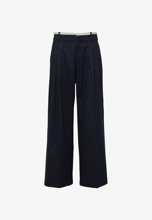 Marineblaue, weit geschnittene Hose mit Falten, Gürtelschlaufen und einem hellen Bunddetail.