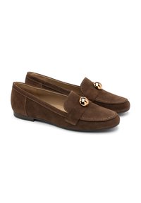Pruunid nahast loafers ümarate varvastega, dekoratiivse rihmaga ja kuldse riistvaraga peal. Tasane kummist tald.