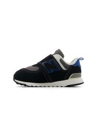 Baskets de sport noires et grises avec des accents bleus, en matériaux suédine et mesh, avec une sangle Velcro, un col rembourré et une semelle en caoutchouc texturée.