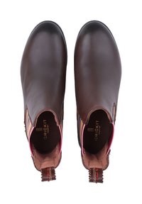 Brązowe skórzane botki za kostkę o gładkim wykończeniu, kontrastowe kolorowe wstawki elastyczne oraz teksturowane pętle z tyłu. Złote logo wewnątrz.