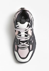 Baskets noires, roses et blanches en mesh et matériaux synthétiques. Semelle épaisse, lacets ronds et logo argenté sur la languette.