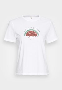 Vit bomullströja med en vattenmelon-grafik prydd med röda paljetter och en grön accent. Texten lyder "ONE IN A MELON" i svart. Kort ärm.