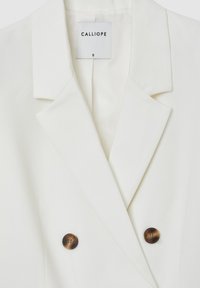 Blazer bianco con revers, doppio bottone marrone e texture liscia. L'etichetta riporta "CALLIOPE," taglia "S."