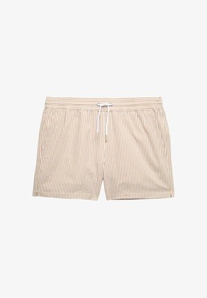 Beżowe i białe kąpielówki w pionowe paski, z elastycznym pasem i białym sznurkiem do regulacji, ułożone płasko na białym tle.