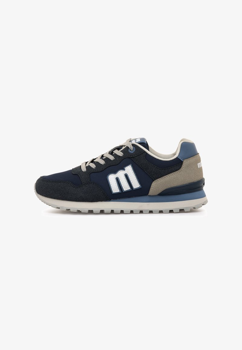 Scarpe da ginnastica blu navy con materiali in camoscio e mesh, dettagli grigi, logo bianco, lacci piatti e suola in gomma texturizzata.