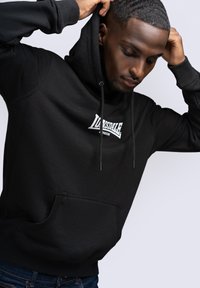 Lonsdale BEETHAM - Jersey con capucha - black