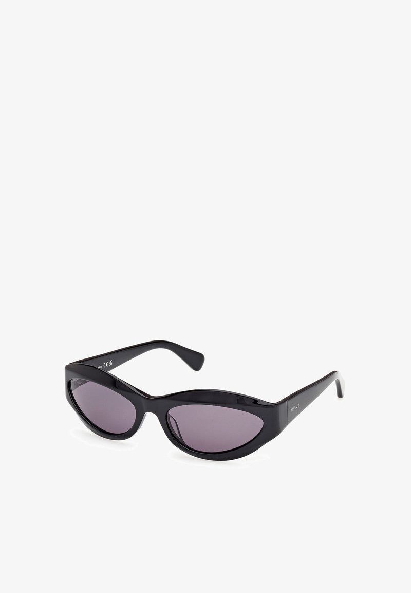 Ochelari de soare negri cu o formă elegantă de tip cat-eye, având lentile de culoare mov închis și rame din plastic lucios. Accentele includ o branding subtilă și curbe line.