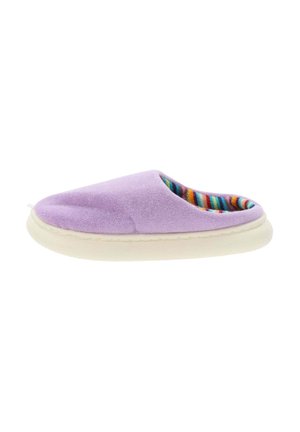 Chausson violet avec une texture douce et brossée, présentant un intérieur rayé coloré et une semelle en caoutchouc blanche.