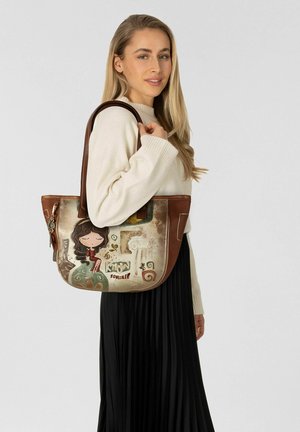 Borsa a tracolla in pelle marrone con un'illustrazione stampata, che raffigura una ragazza fantasiosa, il testo "Conosci te stesso" e dettagli decorativi.